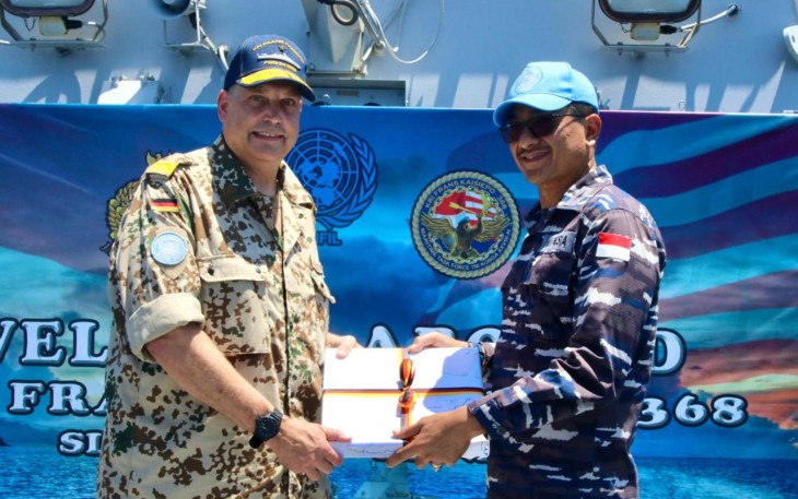 MTF Commander, Rear Admiral Dirk Gartner, yang belum genap satu bulan menjabat untuk mengunjungi KRI Frans Kaisiepo-368 saat melaksanakan tugas patroli di Area of Maritime Operation MTF-UNIFIL guna menyampaikan apresiasi secara langsung. 