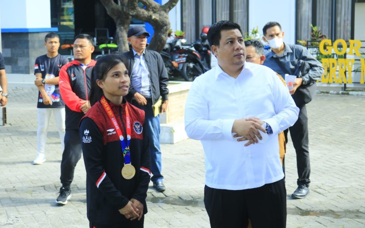 Bupati Samosir bersama Atlet Wushu Rosa Malau