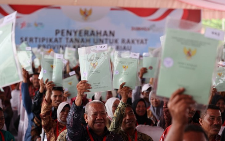Rakyat Kepulauan Riau Bahagia saat terima Sertifikat Tanah pada kegiatan Gugus Tugas Reforma Agraria (GTRA) Summit Karimun 2023, bertempat di Coastal Area Kabupaten Karimun, Rabu (30/8). 