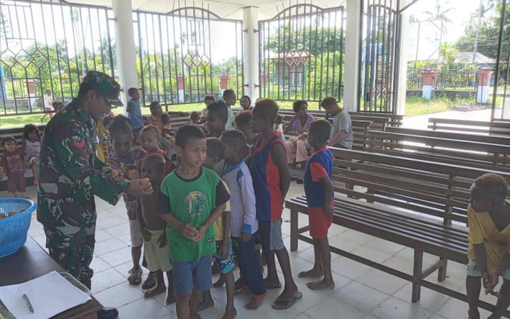 Babinsa Koramil 1710-07/Mapurujaya Koptu Redemtus Riyanto melaksanakan kegiatan pembagian PMT (Pembagian Makanan Tambahan) berupa telur rebus kepada anak-anak yang masuk dalam kategori stunting, bertempat di Balai kelurahan Wania, Distrik Mimika Timur, Kab. Mimika, Kamis (28/12/2023)