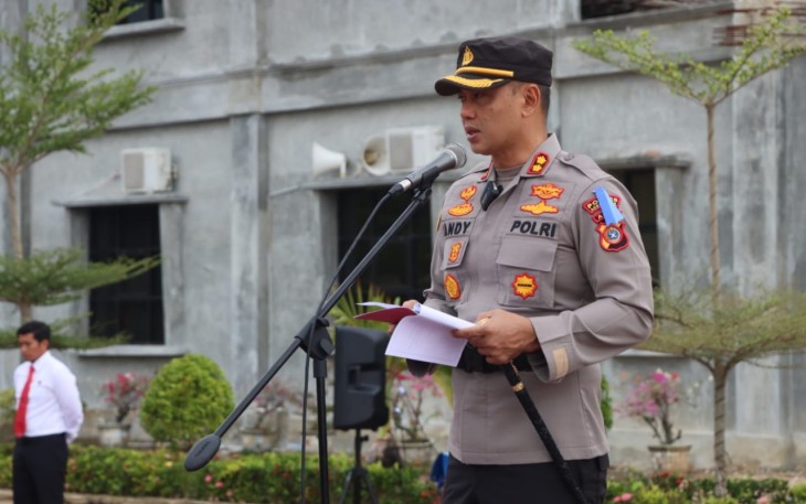 Kapolres Aceh Timur AKBP Andy Rahmansyah, S.I.K.,S.H.,M.H. saat membacakan amanat Kapolda Aceh pada Apel Gelar Pasukan Operasi Zebra Seulawah 2023 Polres Aceh Timur, Senin, (04/09/2023).