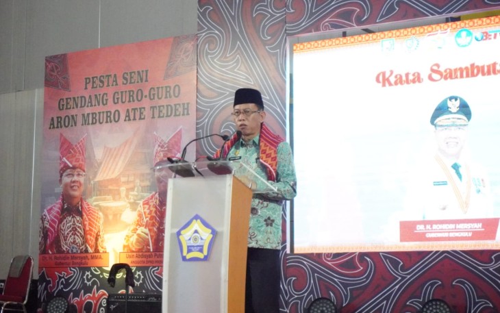 Asisten III Setda Provinsi Bengkulu Nandar Munadi serahkan Hibah Pemprov Bengkulu berupa Mobil Ambulance kepada Merga Silima Bengkulu, di Gedung Serba Guna (GSG) Universitas Bengkulu (UNIB), Jum'at (08/12)