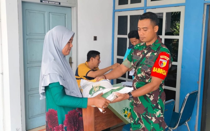 Babinsa Koramil 0801/01 Pacitan Dampingi Penyaluran Bantuan Beras