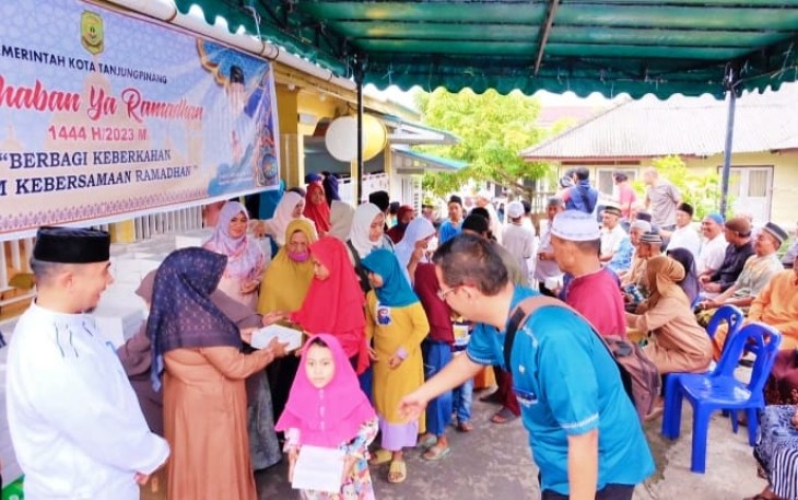 Rahma saat Bagikan Nasi Kotak Untuk Warga Tanjung Unggat.