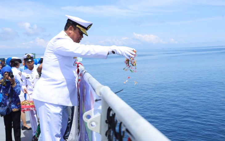 Laksamana Pertama TNI Ridwan Prawira pada Upacara Tabur Bunga di Laut, dalam rangka memperingati Hari Armada Tahun 2023 