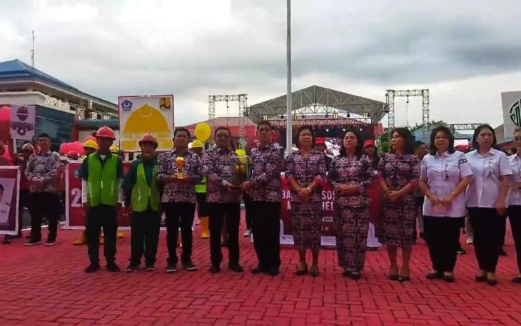 Foto bersama usai memberikan sambutan