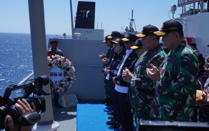 Panglima TNI Laksamana TNI Yudo Margono, S.E., M.M. memimpin acara tabur bunga mengenang Jalasena KRI Nanggala-402 dalam misi Eternal Patrol, usai menyaksikan uji coba penembakan senjata strategis TNI di perairan Laut Bali dari atas KRI dr. Radjiman Wedyodiningrat-992 di Selat Bali, Senin (31/7/2023).