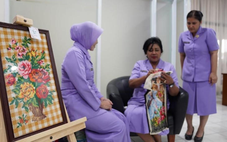 Ketum IKKT PWA saat Coba Kerajinan Sulam Ktistik di IKKT Cabang 11 Paspampres