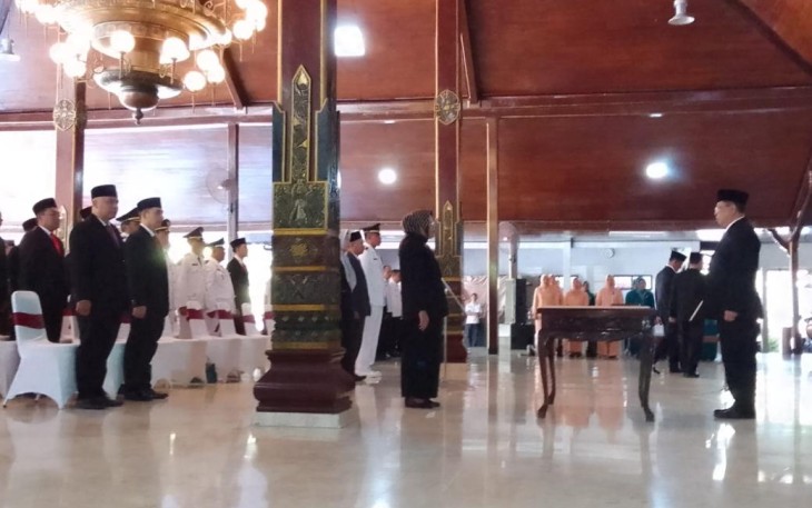 Bupati Tulungagung Drs Maryoto Birowo, M.M saat pimpin pelantikan dan pengambilan sumpah / janji jabatan di Pendopo Kongas Arum Kusumaning Bongso
