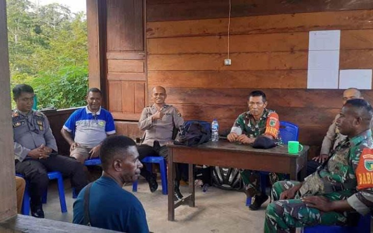Babinsa Kokonao Komsos dengan Aparat Keamanan