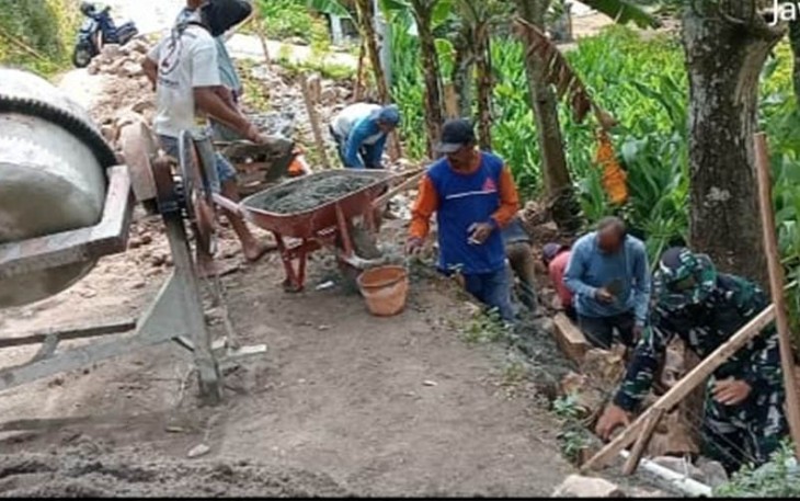 Kerja Bakti Buat Plesengan Bersama Warga Desa Binaan