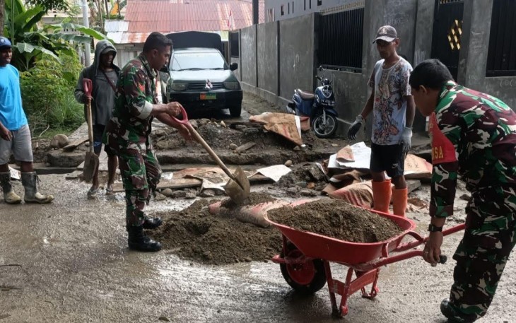 abinsa Timika saat Bantu Warga Bangun Drainase