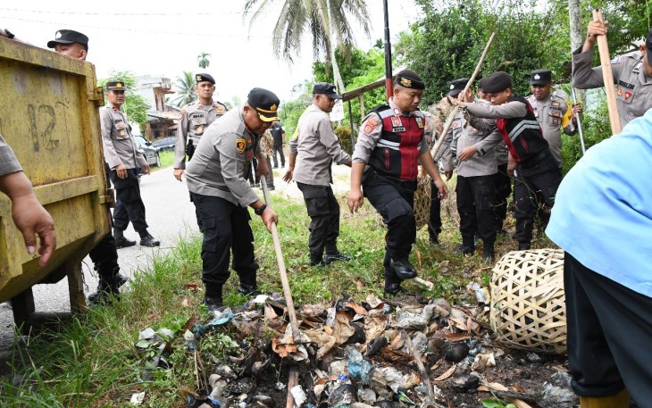 Polres Aceh Timur Bersihkan Tumpukan Sampah Irigasi