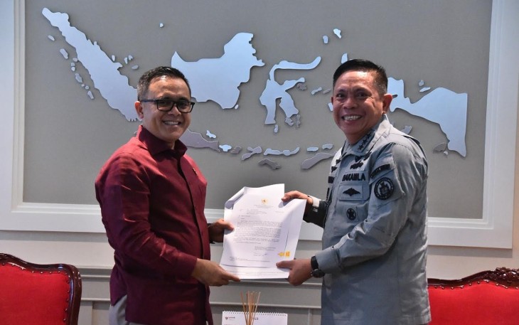 Kepala Bakamla RI Laksdya TNI Dr. Irvansyah, S.H., saat menerima Surat Izin Prinsip Penyesuaian Tunjangan Kinerja Pegawai di Lingkungan Badan Keamanan Laut dari Menteri PANRB Abdullah Azwar Anas.