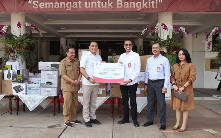 Penyerahan CSR  secara simbolis oleh Direktur Utama Bank Jatim Busrul Iman kepada Wali Kota Surabaya Eri Cahyadi. 
