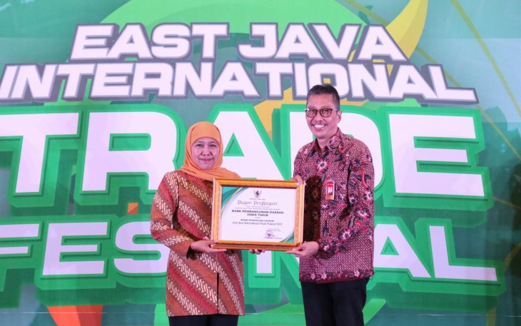 Gubernur Jawa Timur Khofifah Indar Parawansa dan Direktur Utama Bank Jatim Busrul Iman.