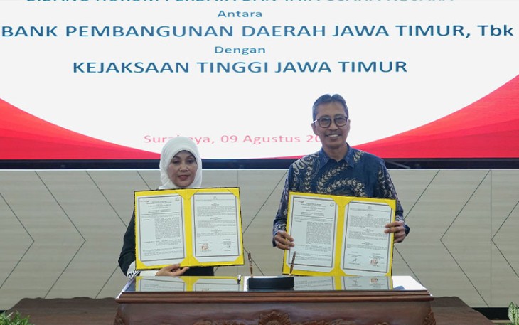 penandatanganan Perpanjangan Perjanjian Kerja Sama tentang Penanganan Permasalahan Hukum Bidang Perdata dan Tata Usaha Negara oleh Direktur Utama Busrul Iman dan Kepala Kejaksaan Tinggi Jawa Timur Mia Amiati, di kantor pusat, Bank Jatim Rabu (9/8).
