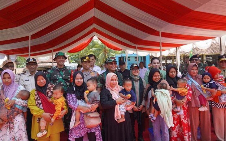 Danrem 064/MY saat foto bersama masyarakat pada acara Pembukaan TMMD ke-118 Kodim 0603/Lebak