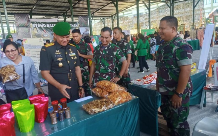 Pangdam XIII Mdk saat menyambangi stand Bazar Kodim 1310/Bitung