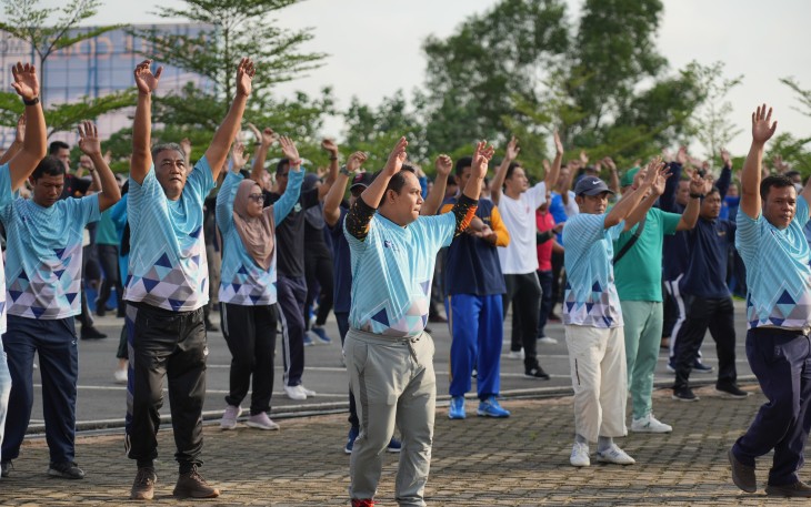Badan Pengusahaan Batam mengakhiri kegiatan olahraga pegawai tahun 2023 dengan melaksanakan senam bersama, di pelataran parkir Kantor BP Batam, Jumat (15/12/2023)