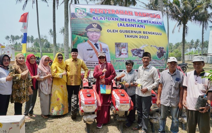  Gubernur Bengkulu Rohidin Serahkan Bantuan Alsintan