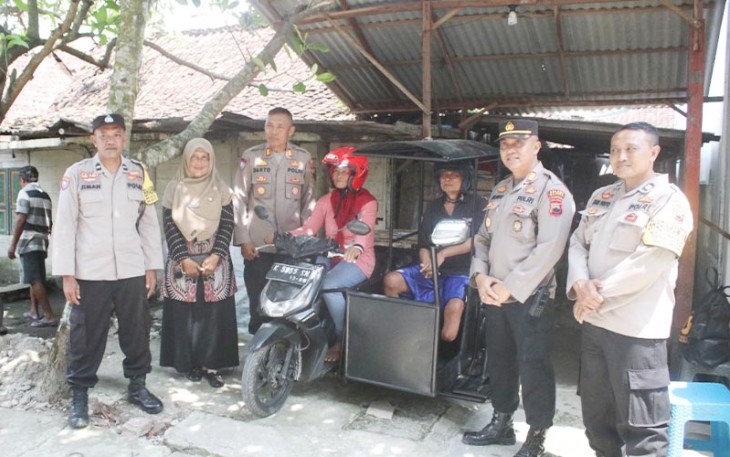 Juwarti akhirnya mendapat bantuan motor roda tiga dari Kapolres Blora AKBP Fahrurozi.