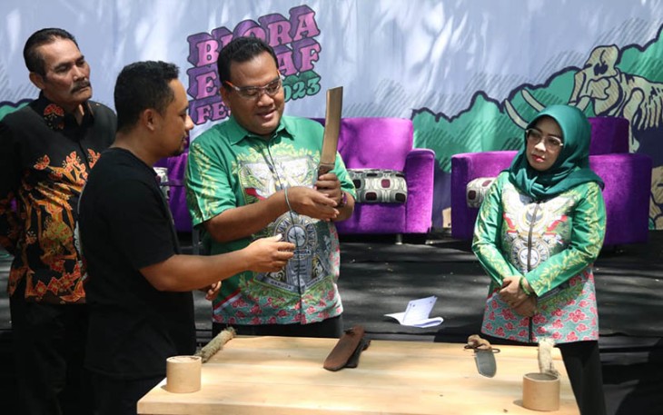 Bupati Blora Arief Rohman melihat produk UMKM di acara Festival Ekonomi Kreatif di Blora.