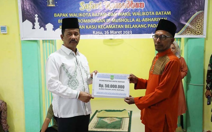 Kepala BP Batam Muhammad Rudi saat secara simbolis menyerahkan bantuan