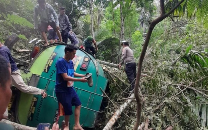 Petugas Kepolisian tengah melakukan olah TKP di Lapangan atas kecelakaan tunggal tersebut