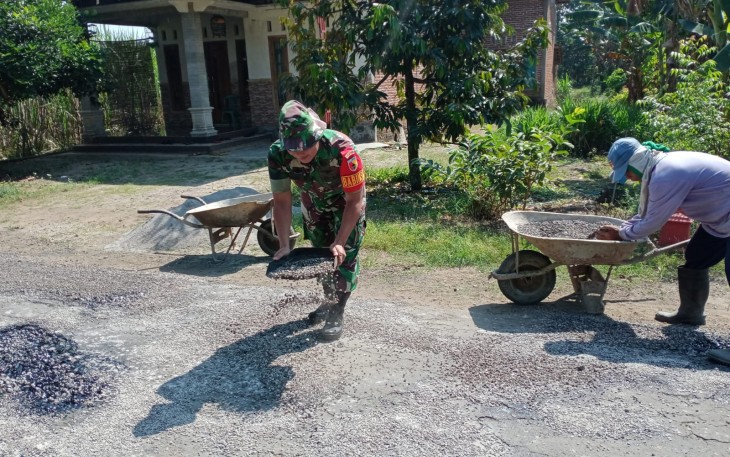 Babinsa Kodim Madiun Bantu Perbaiki Infrastruktur Jalan