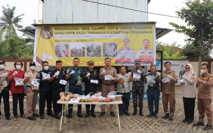 Kepala SKP Kelas I TBA Musnahkan Sempel Komunitas Pertanian 