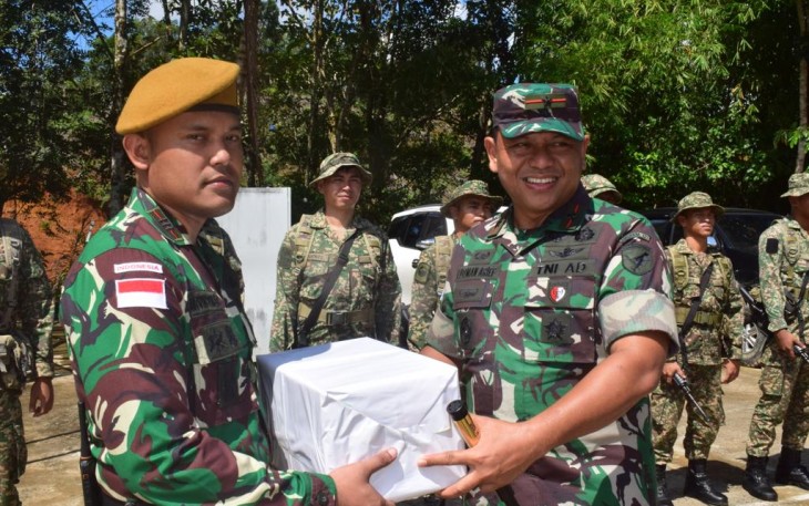 Danrem 121/Abw Brigjen TNI Luqman Arief, S.I.P., Selaku Dankolakops Rem 121/Abw mengunjungi Satgas Pamtas RI-Malaysia Pos Koki Jagoi Babang Yonarmed 16/Tk, pada Selasa (12/12/2023).