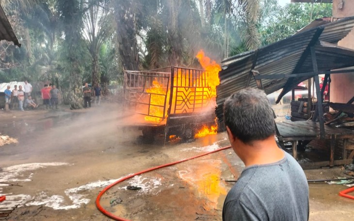Polsek Bosar Maligas Bantu Evakuasi Korban Kebakaran Mobil yang Dipicu Rokok
