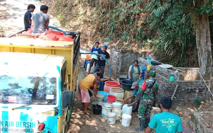 Babinsa Koramil 0801/09 Sudimoro dan Karang Taruna Salurkan Air Bersih
