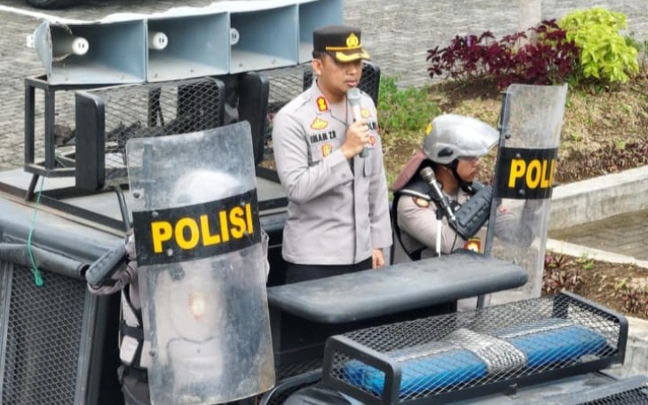 Kapolres AKBP Imam Zamroni, SIK, MH, memimpin simulasi Sispamkota di depan Kantor Dinas Pariwisata Pemkab Tapanuli Selatan (Tapsel)