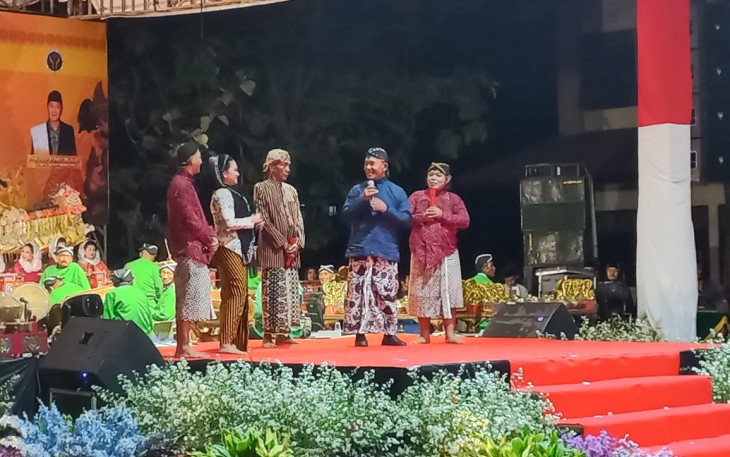 Danrem 081/DSJ saat Meriahkan Pagelaran Wayang Kulit Sinergitas TNI, Polri, Santri dan Masyarakat