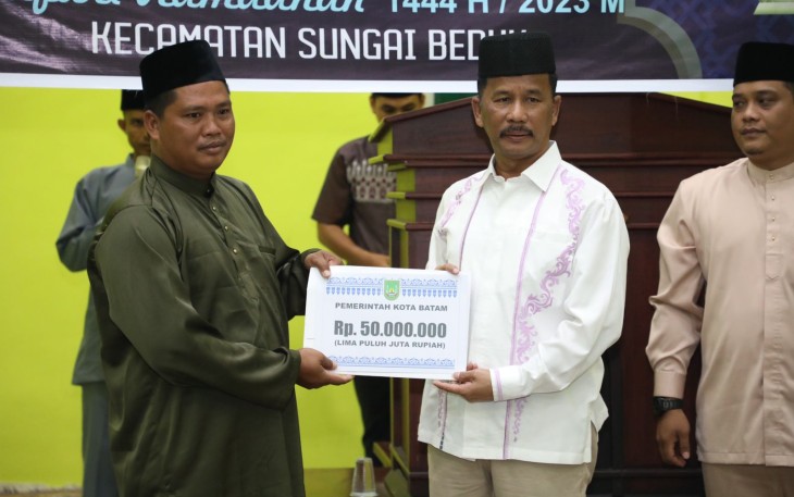 Kepala BP Batam Muhammad Rudi saat secara simbolis menyerahkan bantuan