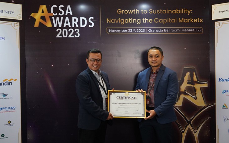 Penghargaan itu diberikan di Menara 165 Granada Ballroom Jakarta, diterima oleh Corporate Secretary Bank Jatim Wioga Adhiarma Aji pada hari Kamis (23/11).