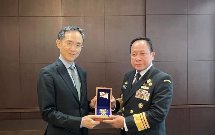Kepala Bakamla RI Laksdya TNI Dr.Aan Kurnia saat bertemu dengan Senior Vice President Japan International Cooperation Agency (JICA) Mr. Keiichiro Nakazawa di Kantor JICA, Tokyo, Jumat (24/02/2023).
