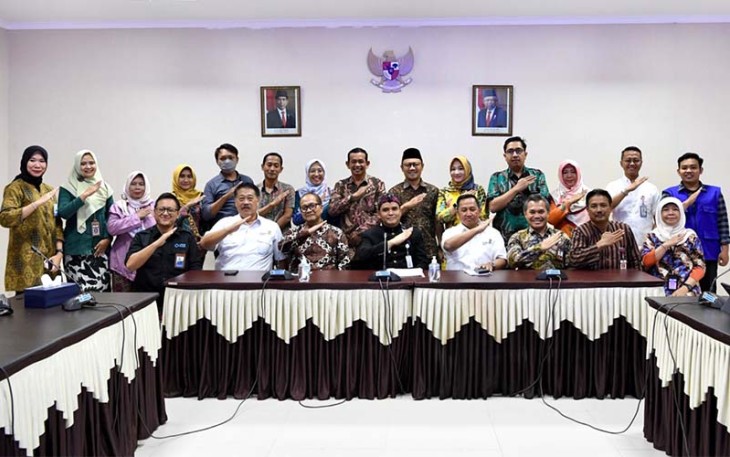 Arif Rahman Hakim saat menggelar rapat koordinasi di kantor Bupati Brebes, Kamis (6/4/2023).