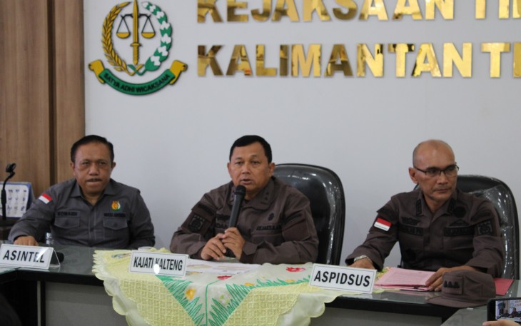 Kepala Kejaksaan Tinggi Kalimantan Tengah Dr. Undang Mugopal, SH., M.Hum Saat Melakukan Konferensi Pers 