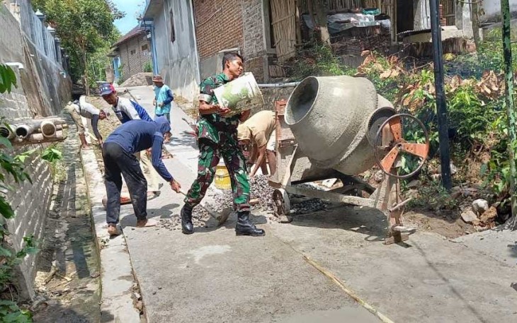  Babinsa Kerja Bakti Bersama Warga Lakukan Pengecoran