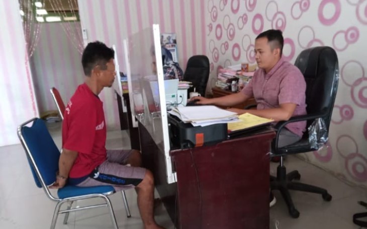 Pelaku IPS (28) saat diperiksa Penyidik Pembantu