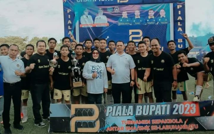 Grand Final Sepakbola Bupati Cup antar SMA tahun 2023 di stadion Binaraga Rantauprapat Kecamatan Rantau Utara Kamis (16/2/2023).