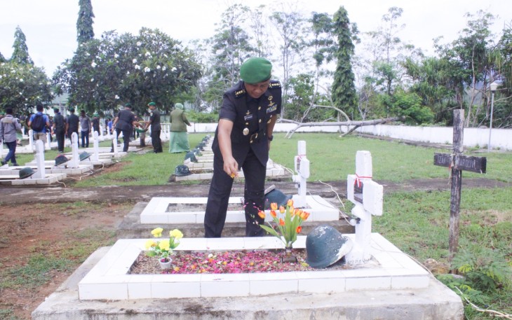 Panglima Kodam XVII/Cenderawasih Mayjen TNI Izak Pangemanan, M.Han didampingi Ketua Persit Kartika Chandra Kirana (KCK) Daerah XVII/Cen Ny. Juliet Izak Pangemanan memimpin Ziarah ke Taman Makam Pahlawan (TMP) Kesuma Trikora Waena, Kota Jayapura, Kamis (14/12/2023)
