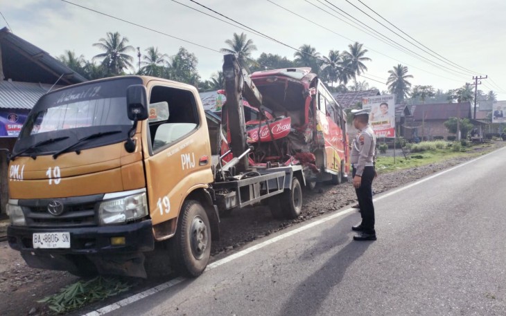 Lakalantas Mobil Bus Tabrak Truck Pengangkut Sawit di Jalan Lintas Kinali Pasaman Barat