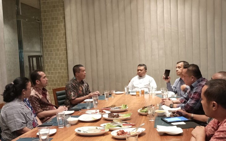 Bupati H. Dolly Pasaribu saat rapat koordinasi antara Pemkab Tapsel dengan PT Surveyor Indonesia, KJPP Dasa'at, Yudistira dan Rekan, guna membahas proyek Survey ROW PLTA Batang Toru, di JW Marriot Hotel, Medan, Jumat (5/5).