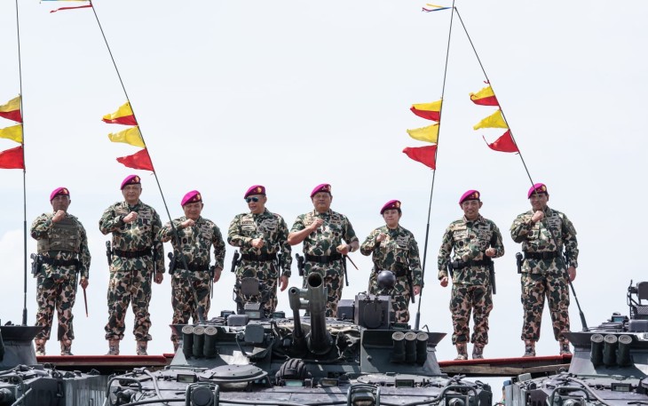 Ketua MPR RI Bamsoet saat Diangkat Sebagai Warga Kehormatan Korps Marinir di Atas Tank Amphibi dengan Simulasi Perang