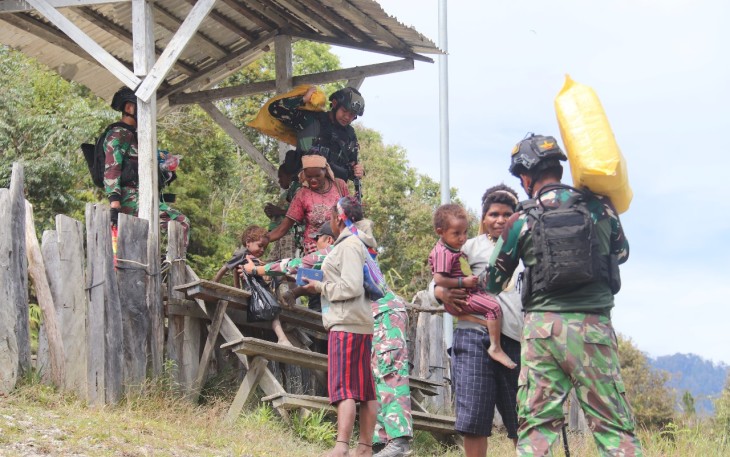 Satgas 330 Bantu Bawa Barang Mama-mama Papua