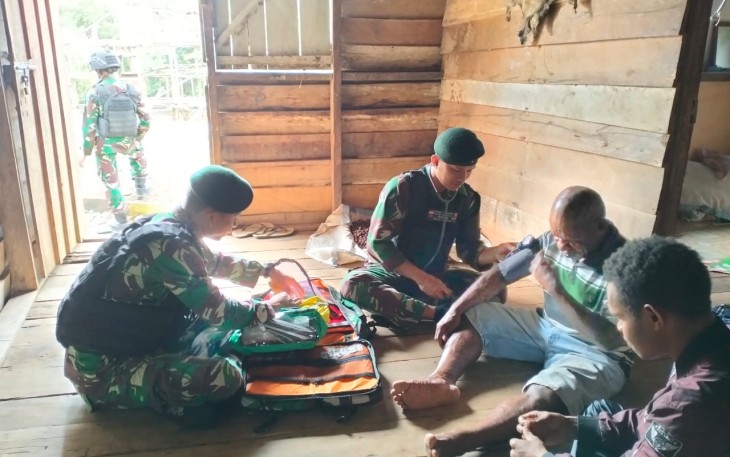 Satgas Pamtas Statis RI-PNG Yonif 111/KB Laksanakan Gotong Royong dan Pengecekan Kesehatan Warga Pedalaman Papua Selatan